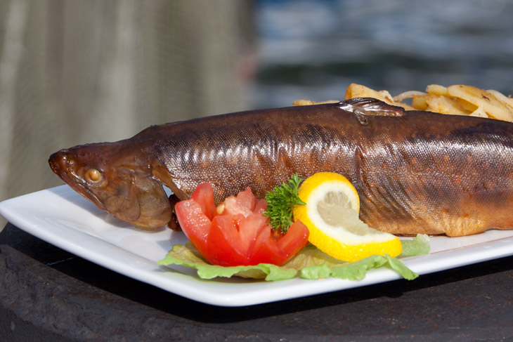 Bei uns erhalten Sie täglich frisch geräucherten Fisch aus unserem schiffseigenen Räucherofen.