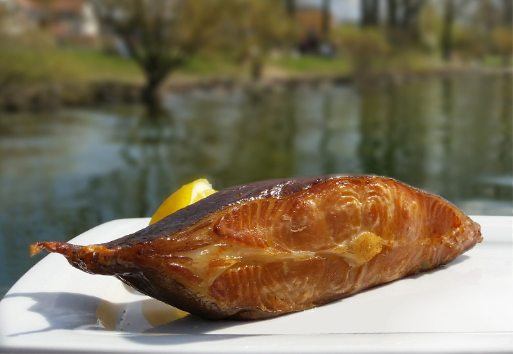 Täglich frisch vor Ort geräucheter Fisch