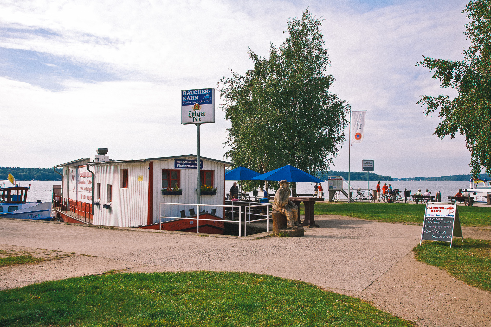 Der Räucherkahn an der Steinmole im Heilbad Waren (Müritz)