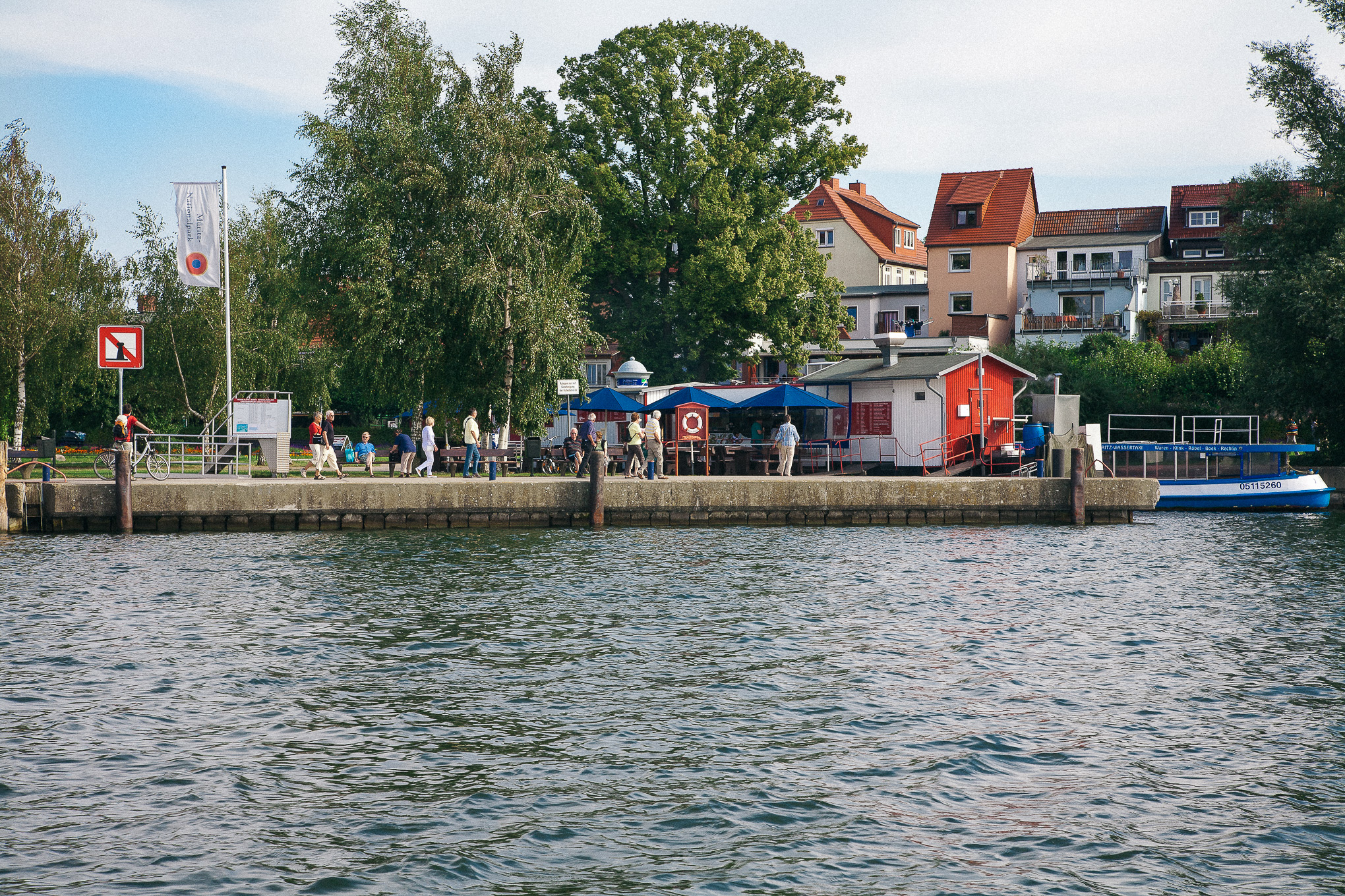 Sie erreichen den Räucherkahn vom Wasser und von Land