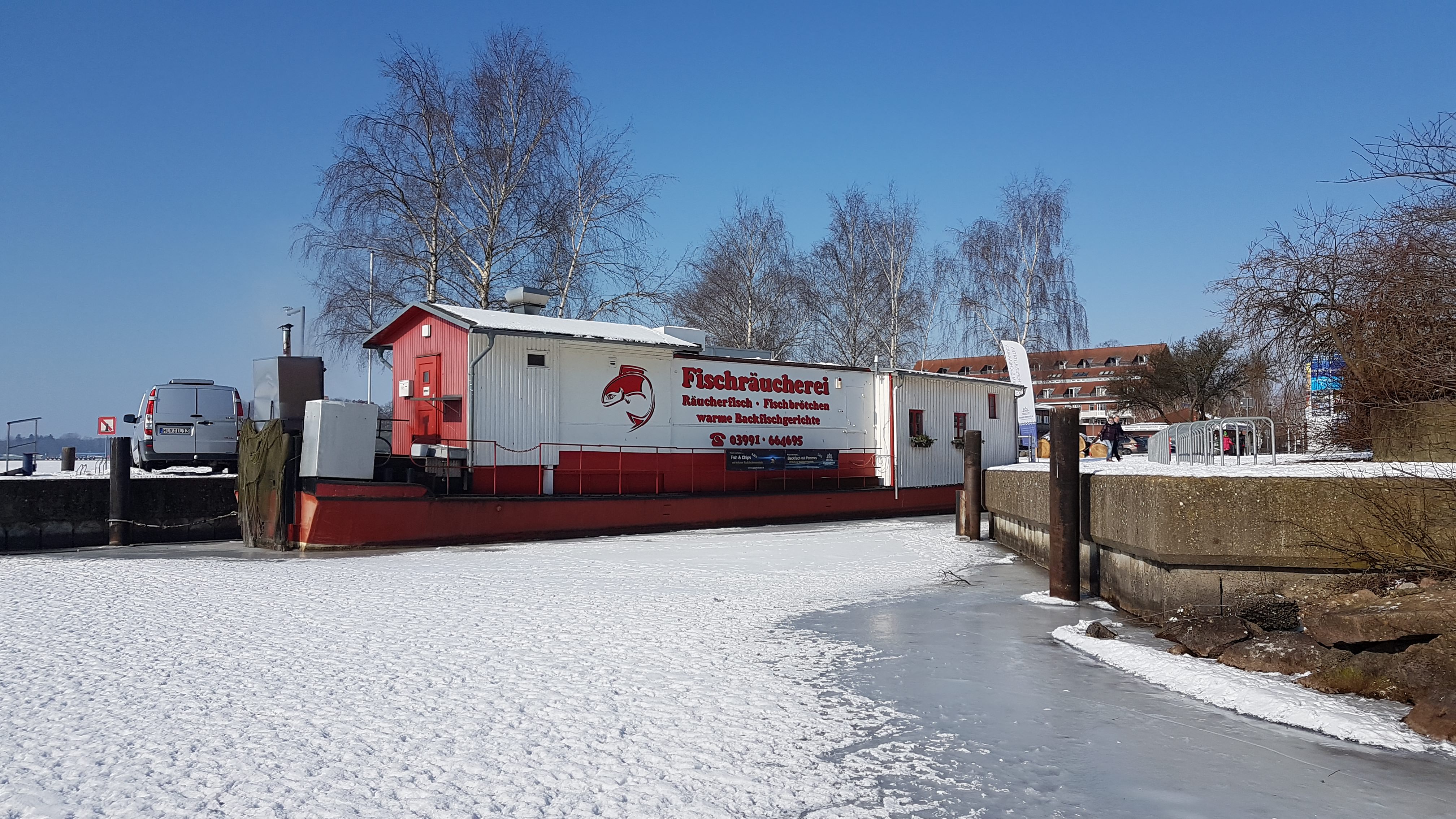 Der Räucherkahn an der Steinmole in Waren zur Winterzeit