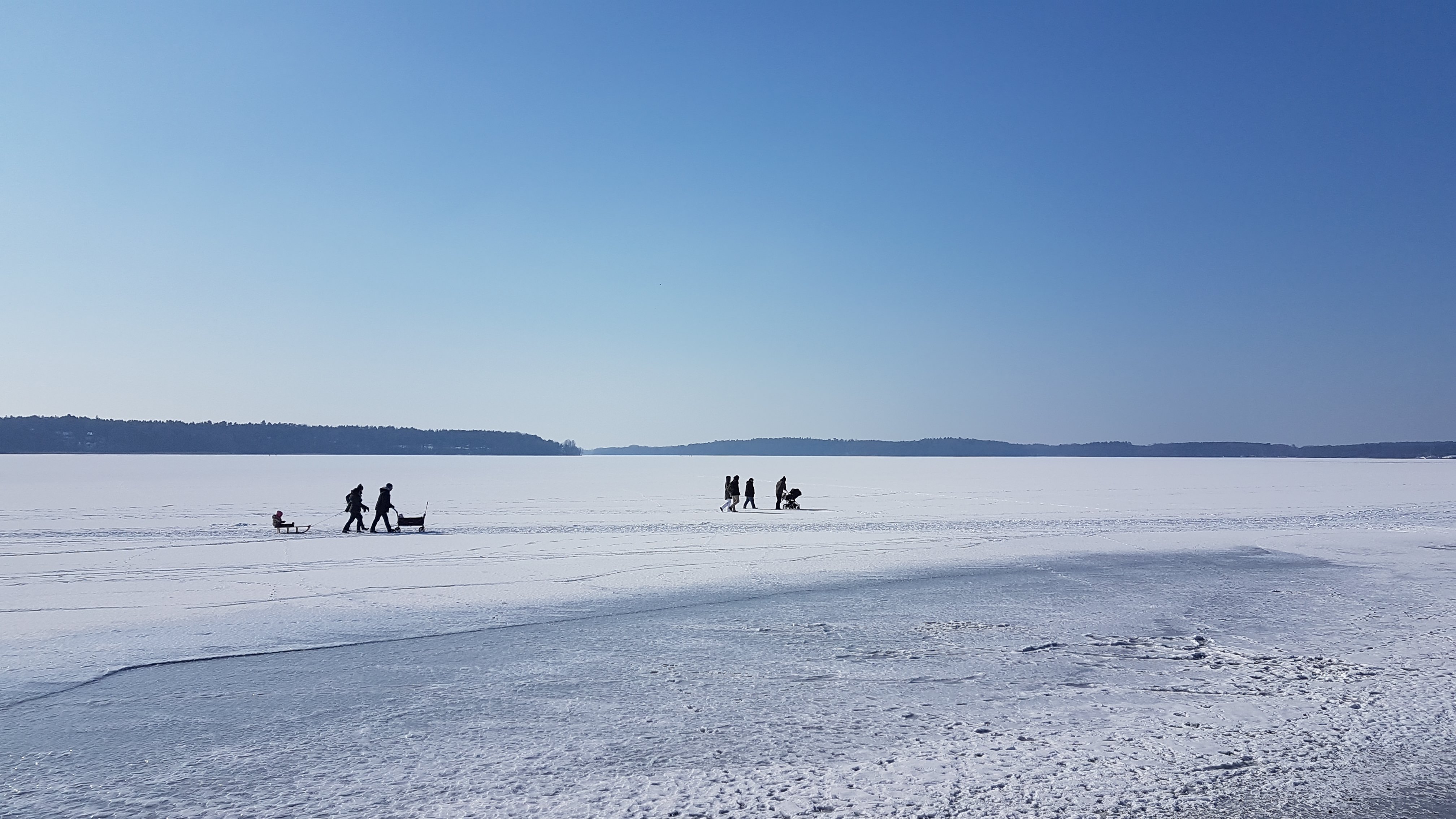 Der Räucherkahn an der Steinmole in Waren zur Winterzeit